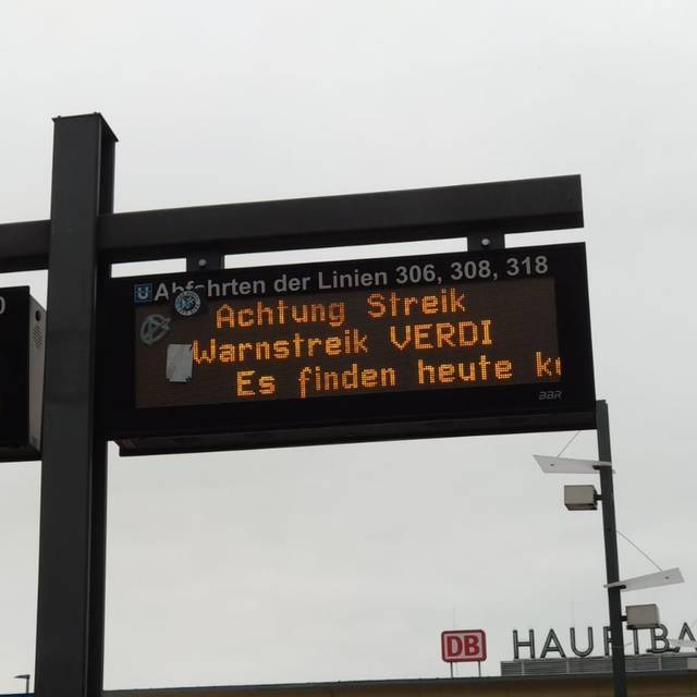 Anzeige am Hauptbahnhof warnt vor dem Streik.