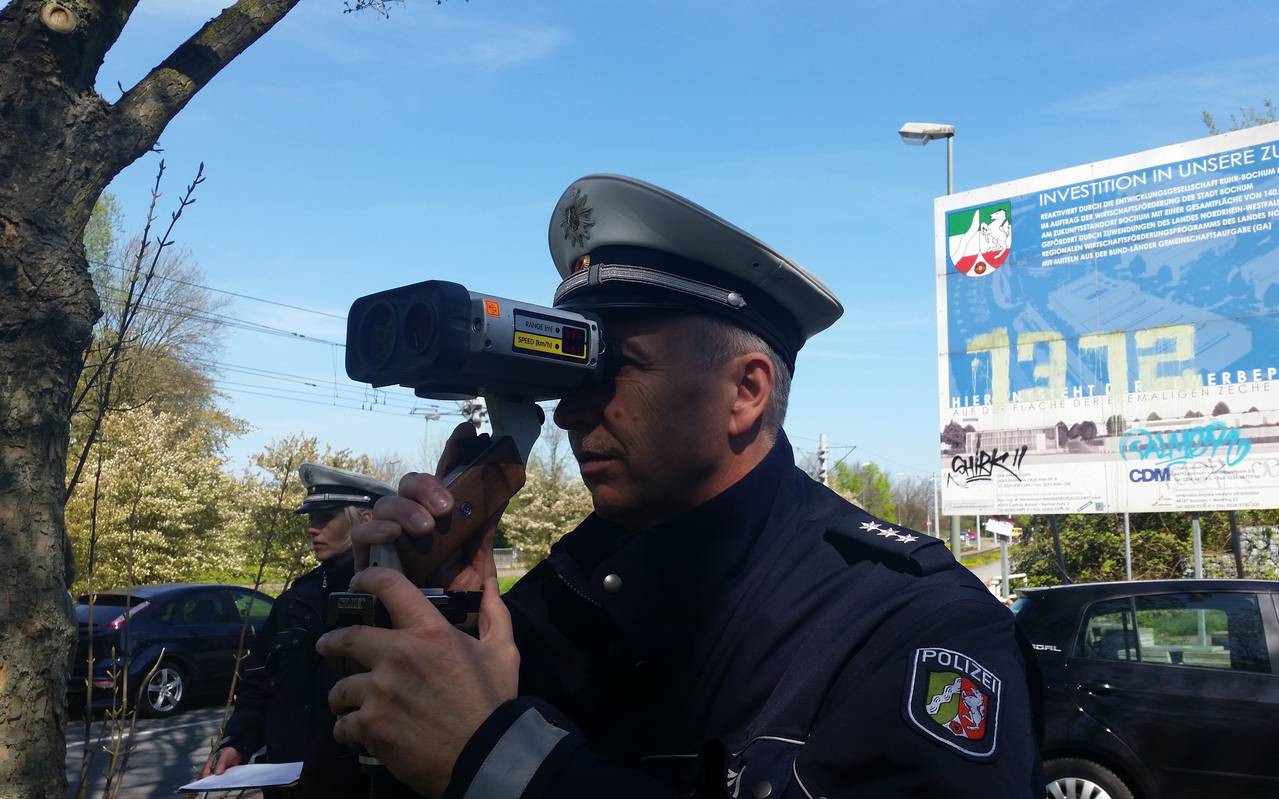 Polizist mit Blitzer