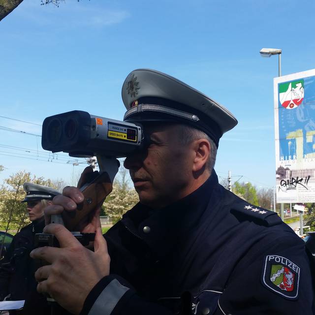 Polizist mit Blitzer