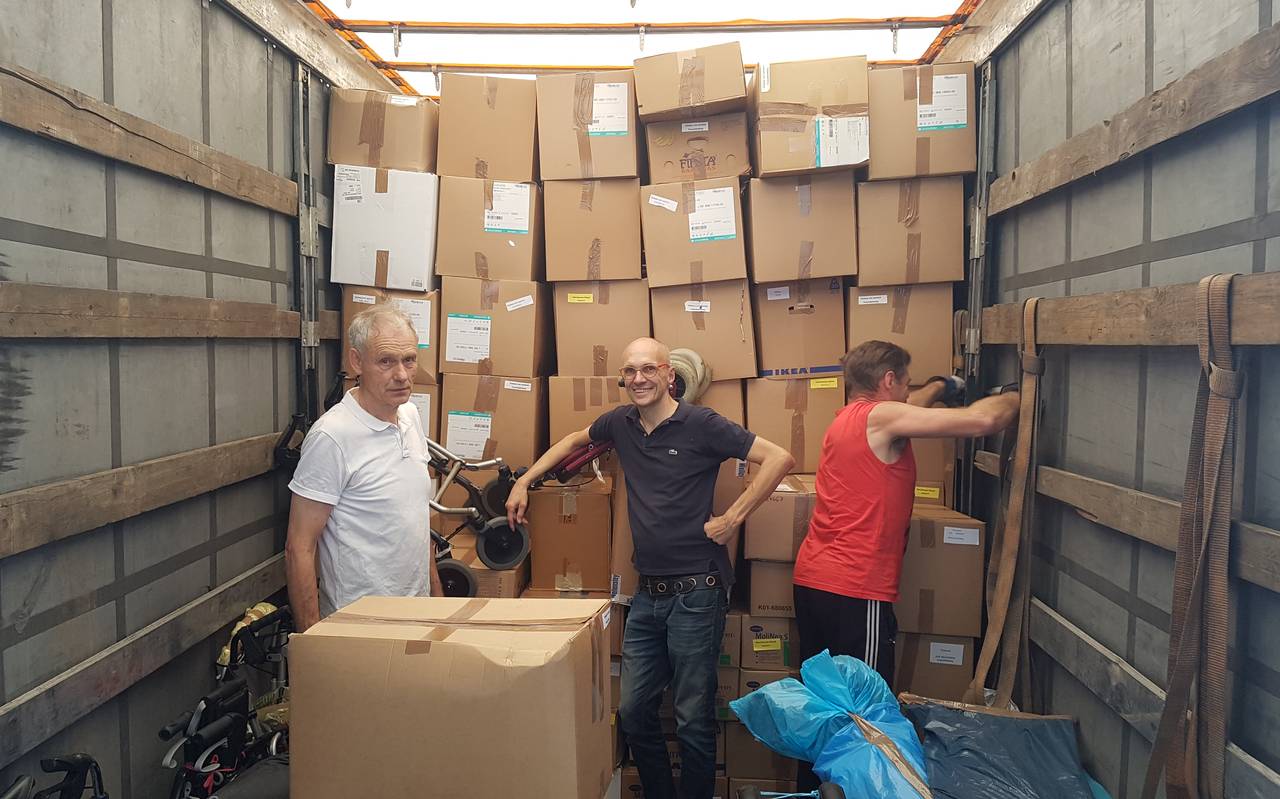 Der LKW der Gesellschaft Bochum-Donezk wird beladen. Links: Theo Weghaus, Mitte: Claus Pasel