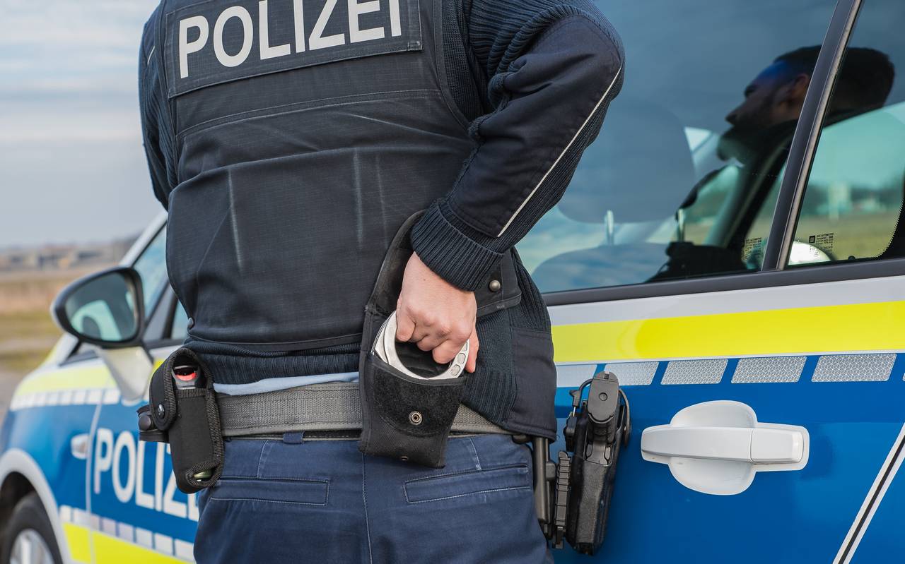 Ein Polizist nutzt Handschellen zur Festnahme (Symbolbild). 
Bei Verwendung in Social Media muss die Bildquelle am Bild genannt werden; bei Verwendung als Nachrichtenbild spielt das System diese automatisch mit aus.