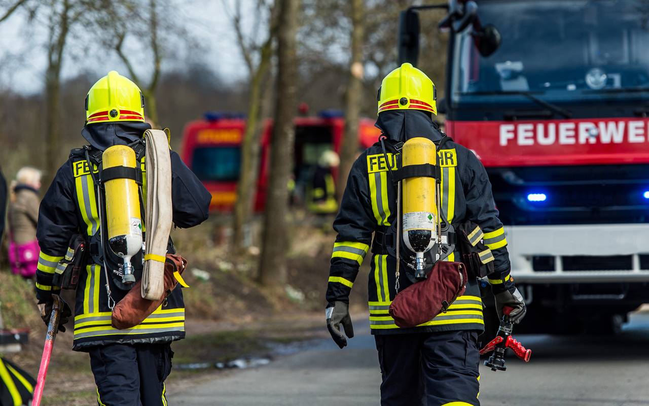 Feuerwehrmänner im Einsatz (Symbolbild). 
Bei Verwendung in Social Media muss die Bildquelle am Bild genannt werden; bei Verwendung als Nachrichtenbild spielt das System diese automatisch mit aus.