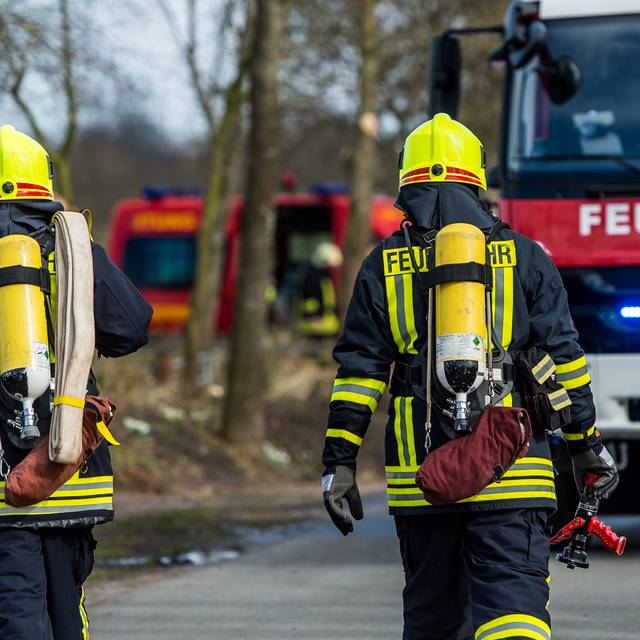 Feuerwehrmänner im Einsatz (Symbolbild). 
Bei Verwendung in Social Media muss die Bildquelle am Bild genannt werden; bei Verwendung als Nachrichtenbild spielt das System diese automatisch mit aus.