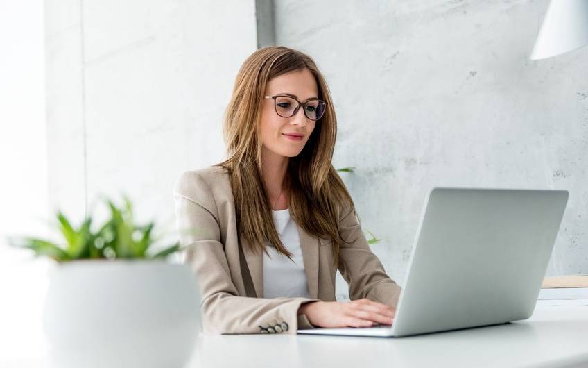 Frau arbeitet am Laptop