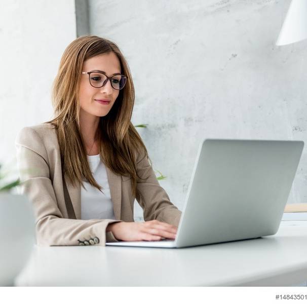 Frau arbeitet am Laptop