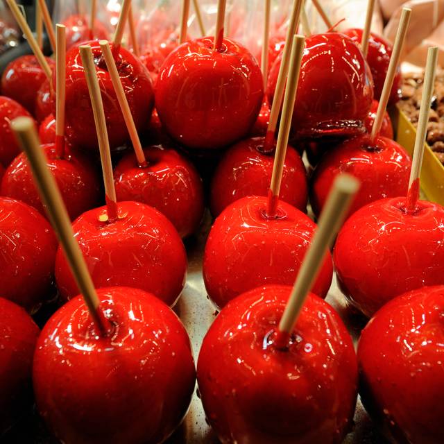 Der Bochumer Weihnachtsmarkt eröffnete am Donnerstag, 18. November 2010. Kandiertes Obst gehört zum Weihnachtsfest.