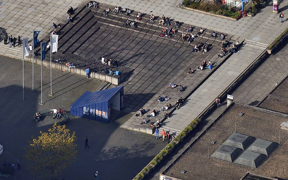 Studenten auf dem Campusgelände