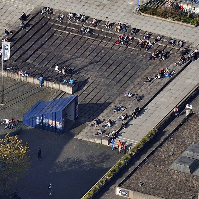 Studenten auf dem Campusgelände