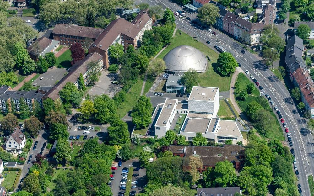 Synagoge und Planetarium sind ein Blickfang
