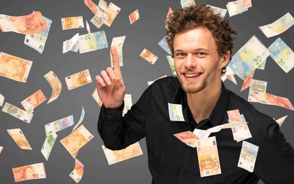 Radio Bochum-Morgenmacher Felix Groß steht im Regen von Geldscheinen im Rahmen der Aktion Scheine für Vereine.