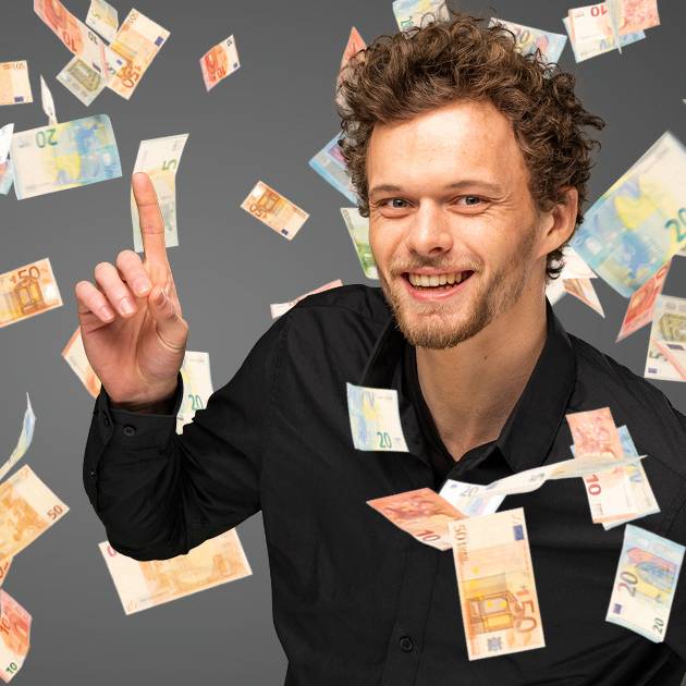 Radio Bochum-Morgenmacher Felix Groß steht im Regen von Geldscheinen im Rahmen der Aktion Scheine für Vereine.