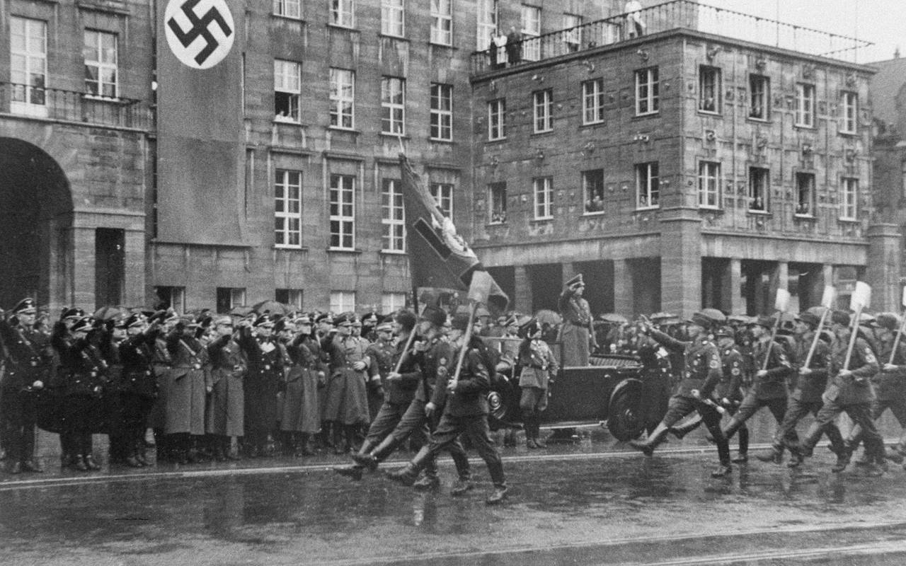 Aufmarsch am Bochumer Rathaus unter der Hakenkreuzfahne, Kreisparteitag, 7. Mai 1939