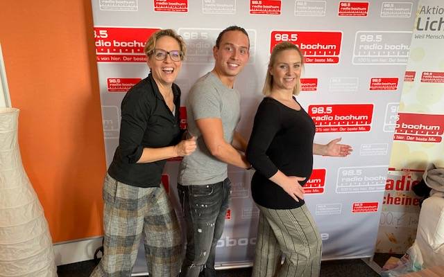 Drei Personen lächeln in die Kamera und machen Lokomotiven-Moves.