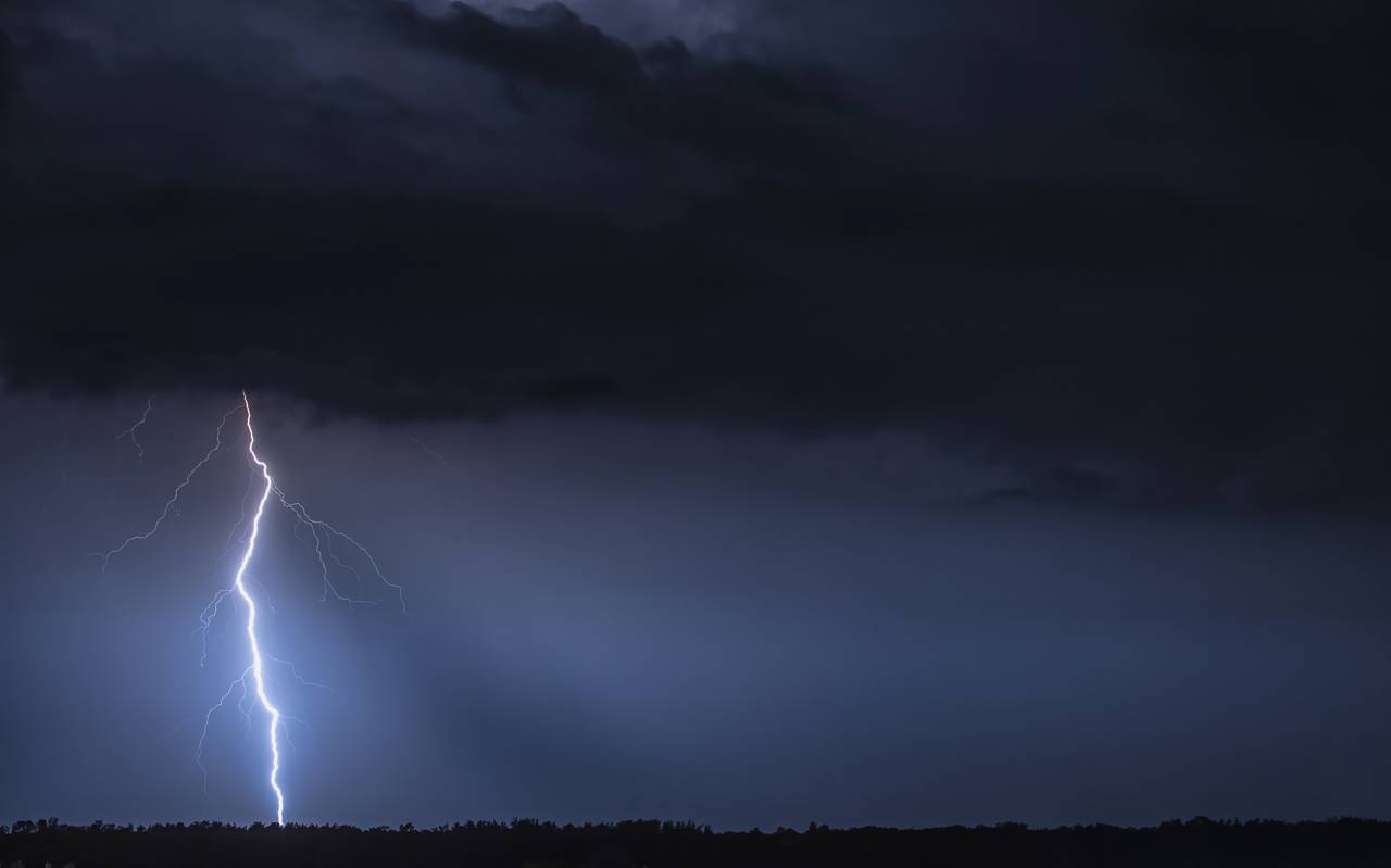 Blitze am Himmel bei Nacht (Symbolbild).