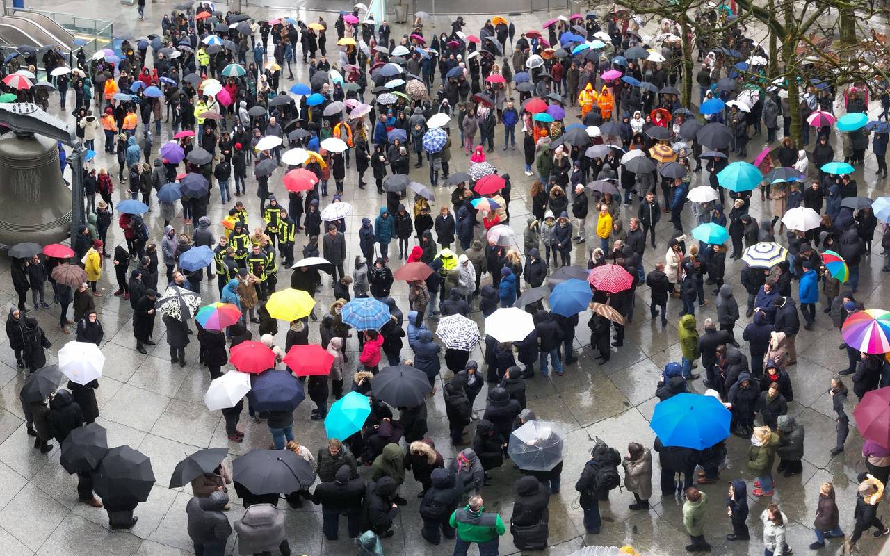 Zusammen gegen Rechts - viele Bochumer haben sich dem Rathaus versammelt und der Menschen gedacht, die in Hanau ermordet wurden.