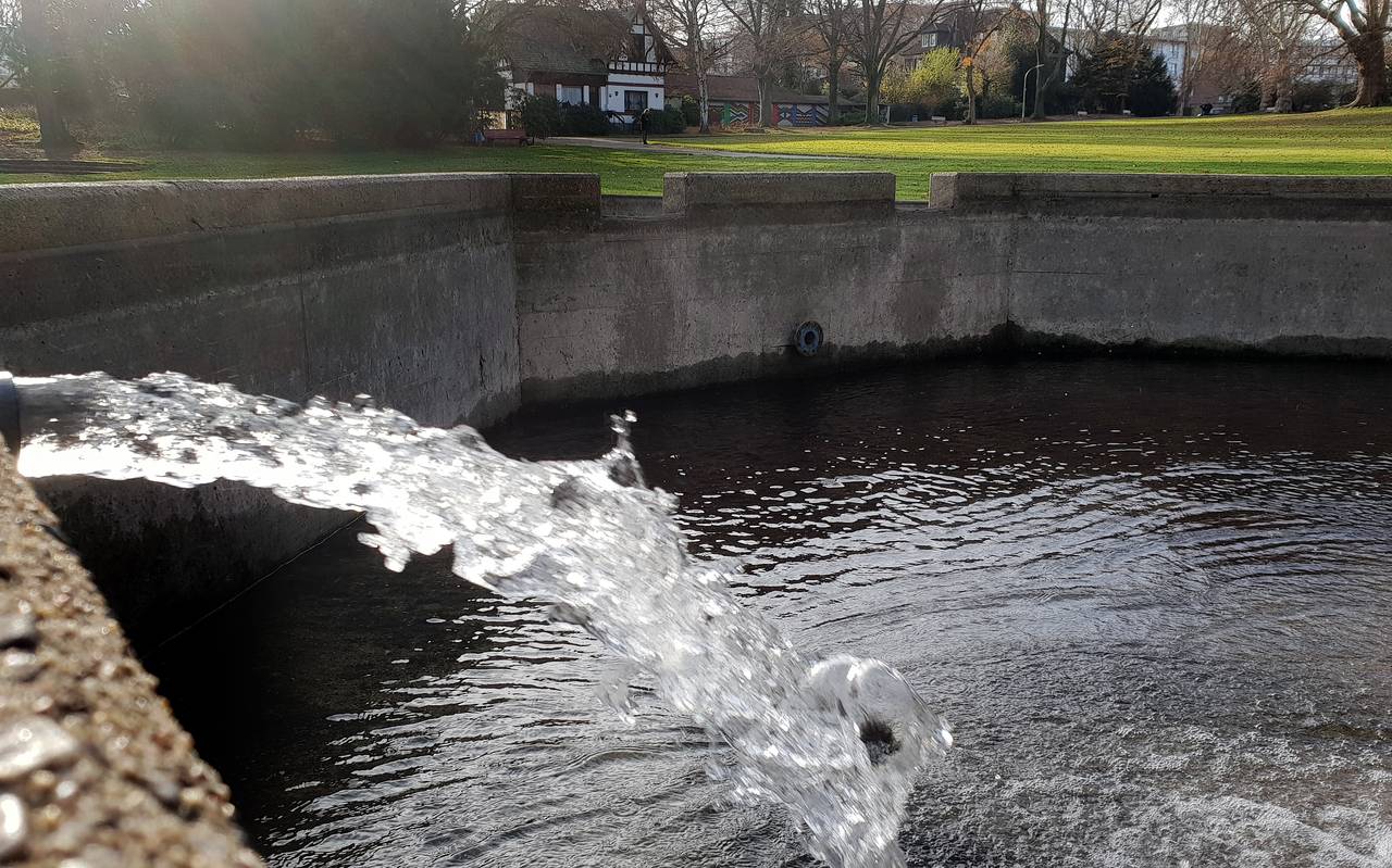 Wasser fließt aus einem Trichter in einen Brunnen