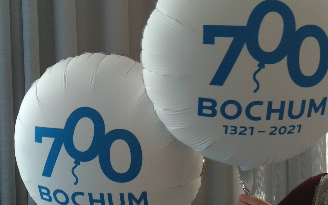 Zwei weiße Ballons auf denen in blauer Schrift 700 Jahre Bochum steht.
