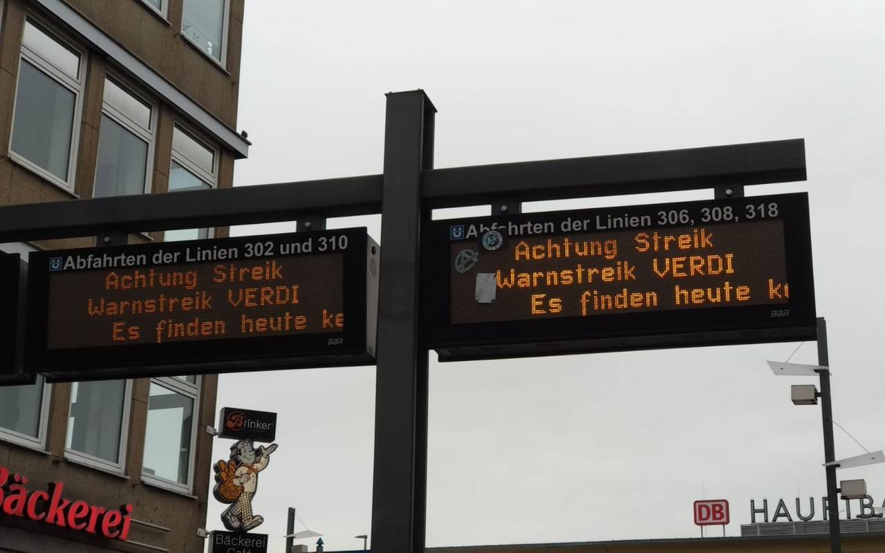 Anzeige am Hauptbahnhof warnt vor dem Streik.