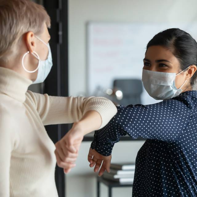 Covid Social Distancing Begrüßung per Ellenbogen Corona