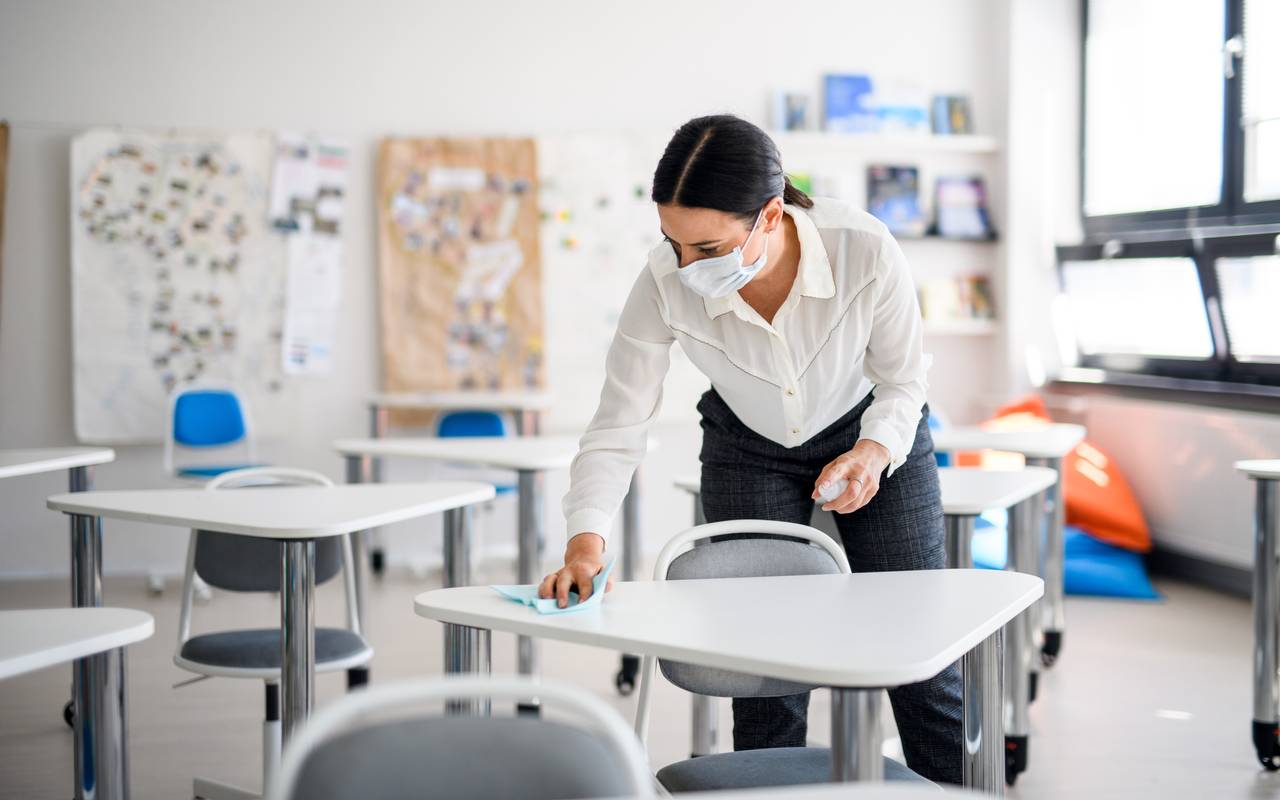 Covid Schule Lehrerin Reinigen Lüften Virus Corona Lernen Schüler