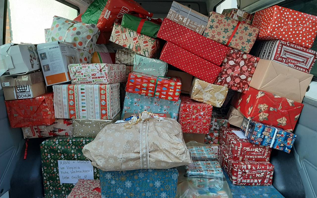 Viele Geschenke in einem Auto