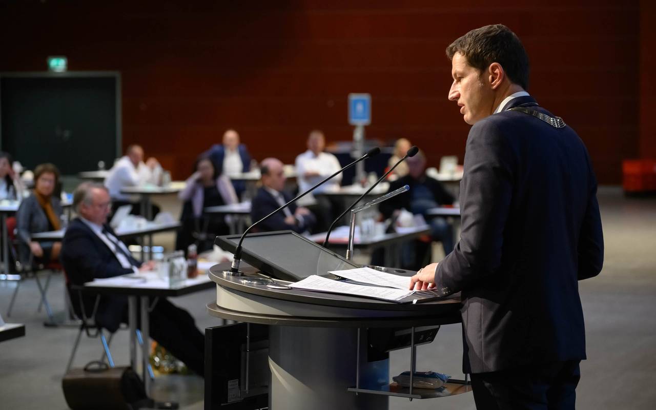 Thomas Eiskirch steht an einem Rednerpult im Ruhrcongress