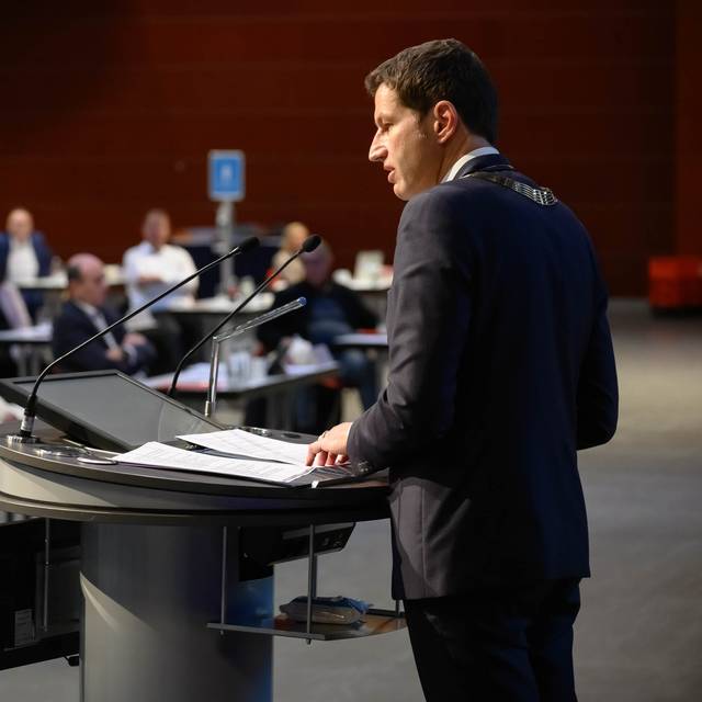 Thomas Eiskirch steht an einem Rednerpult im Ruhrcongress