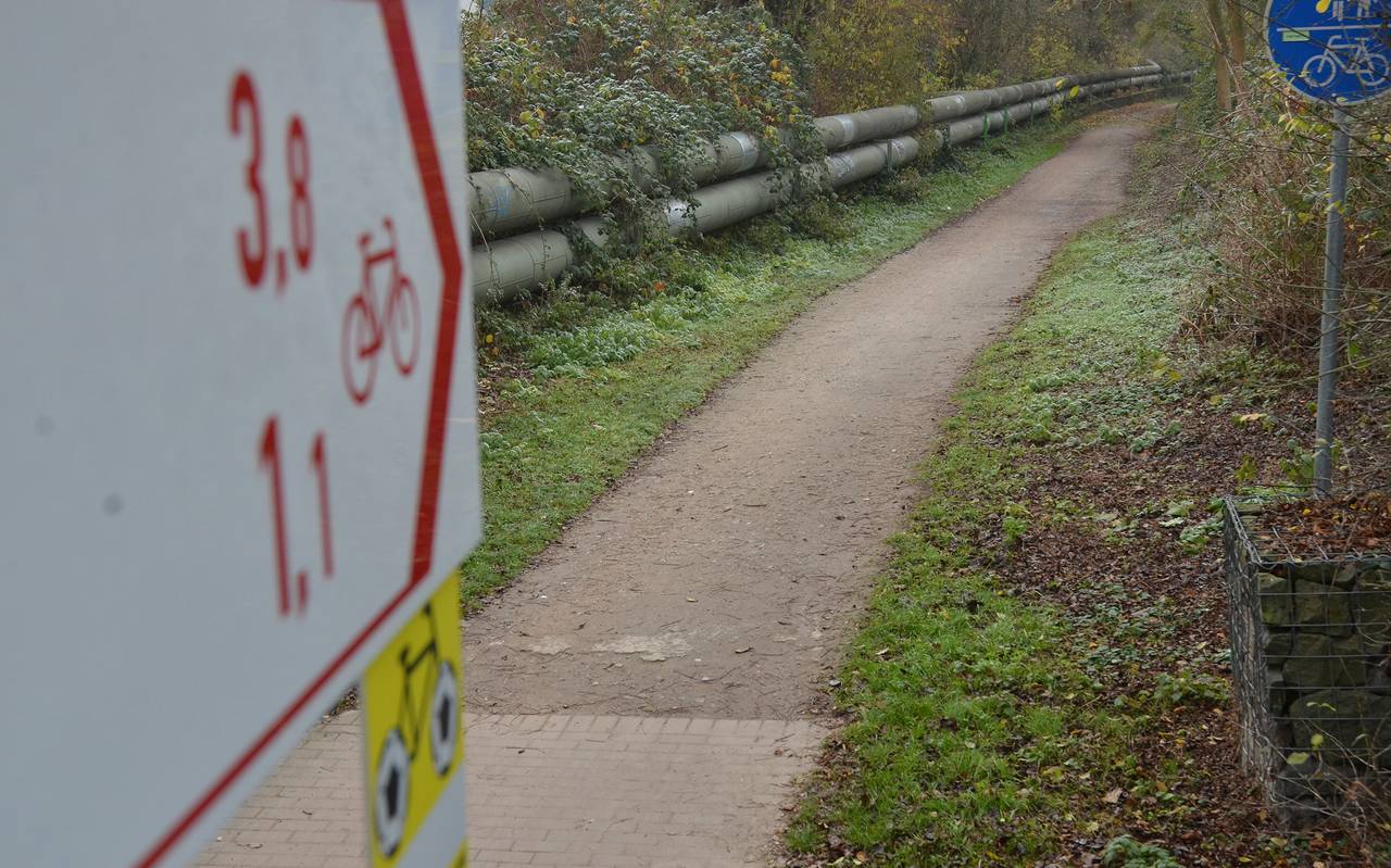 Das Bild zeigt eins der neuen Schilder und einen Teil des Radwegs