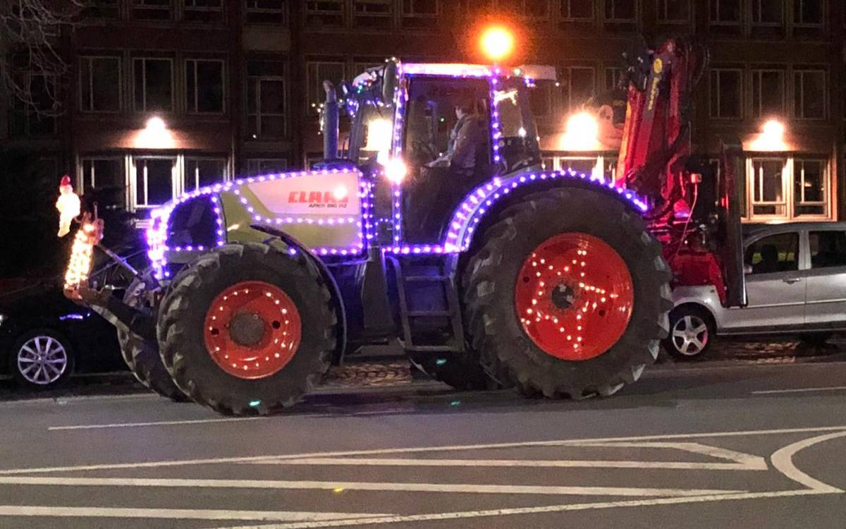 Einer der über 50 geschmückten Traktoren beim Bochumer Weihnachts-Konvoi.