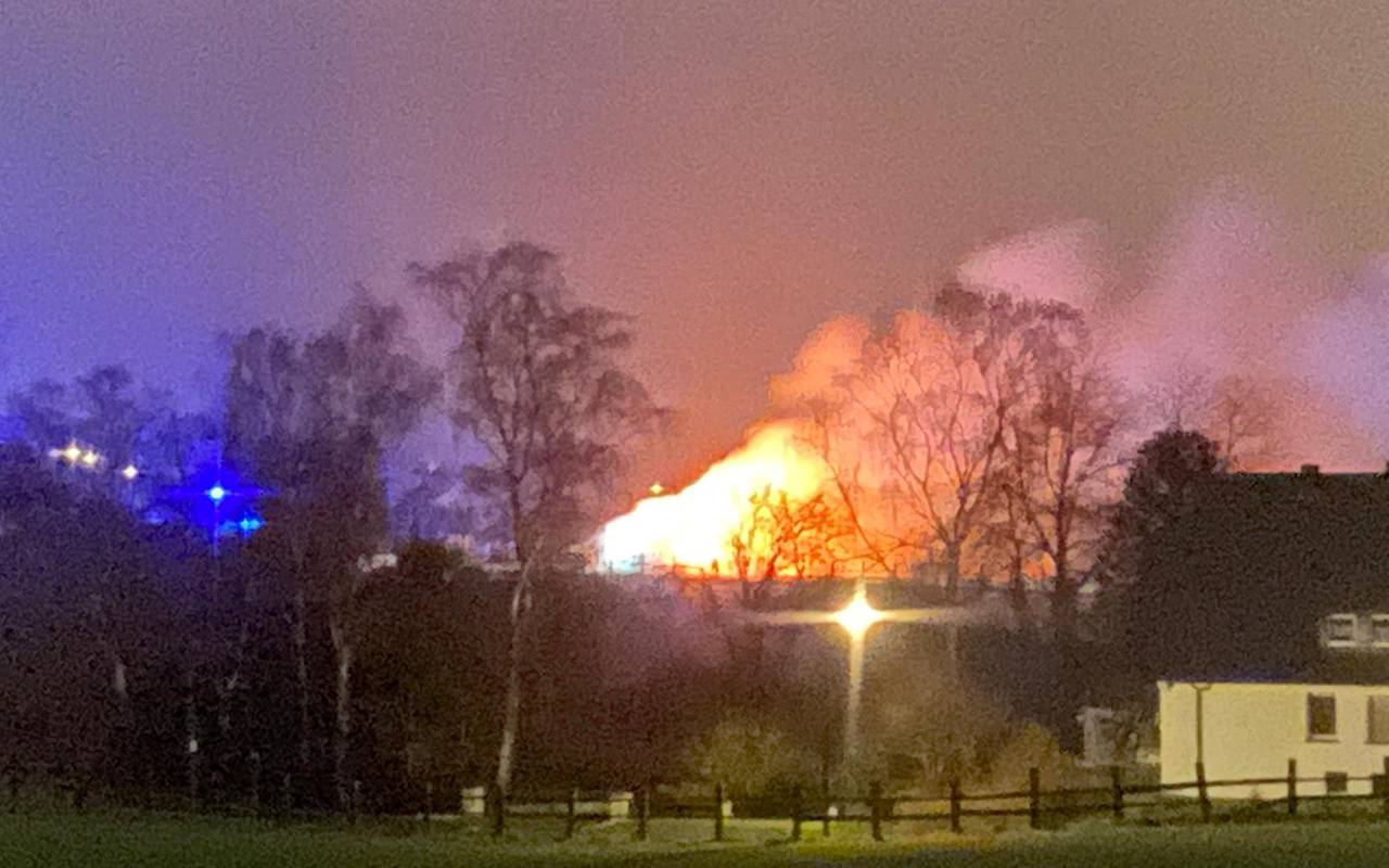 In der Ferne ist ein großes Feuer gesehen.