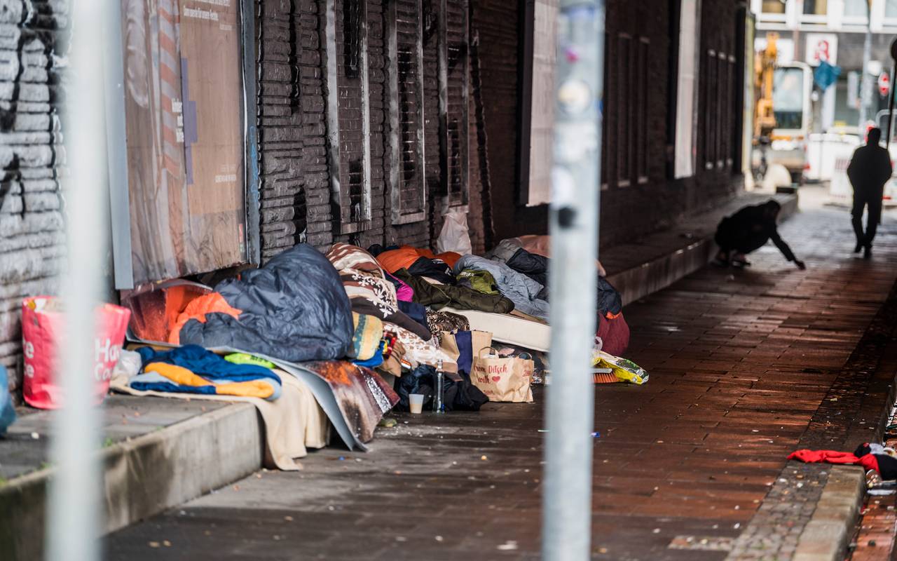 Obdachlose unter der Eisenbahnbrücke an der Unistraße in Bochum