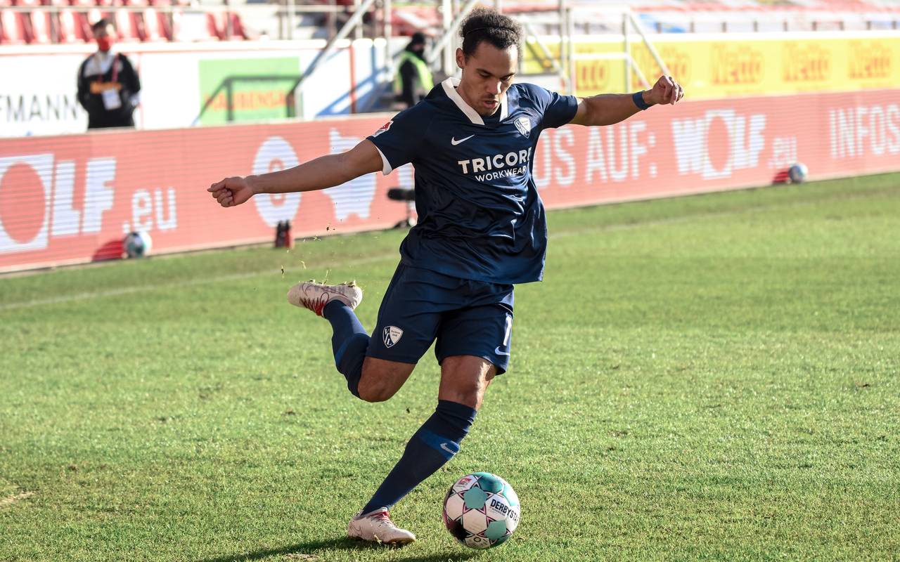 Herbert Bockhorn schießt einen Ball weg
