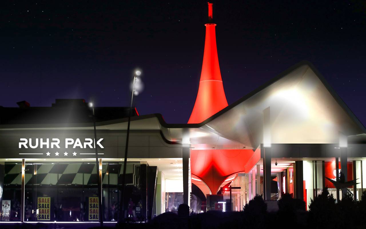 Rurpark-Zeltdach wird rot angestrahlt