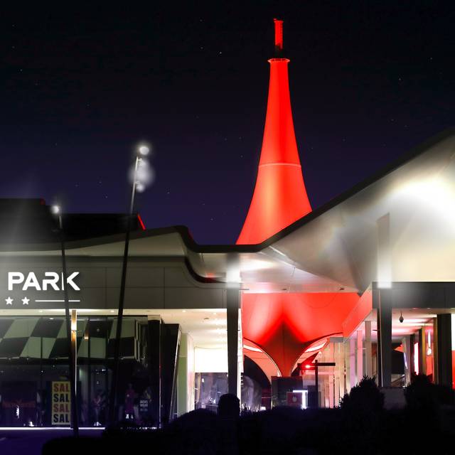 Rurpark-Zeltdach wird rot angestrahlt