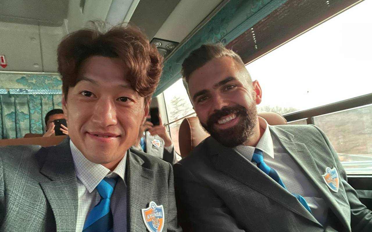 Zwei Ex-Bochumer in Südkorea wieder vereint: Ulsan Hyundai-Kapitän Chung-Yong Lee und Lukas Hinterseer