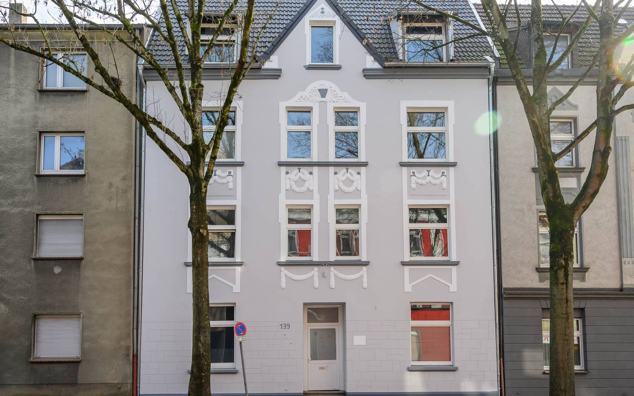 Hausfassade ist schön verziert