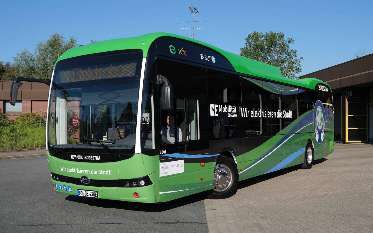 Ein grüner Bogestra-Elektrobus parkt auf einem Betriebshof