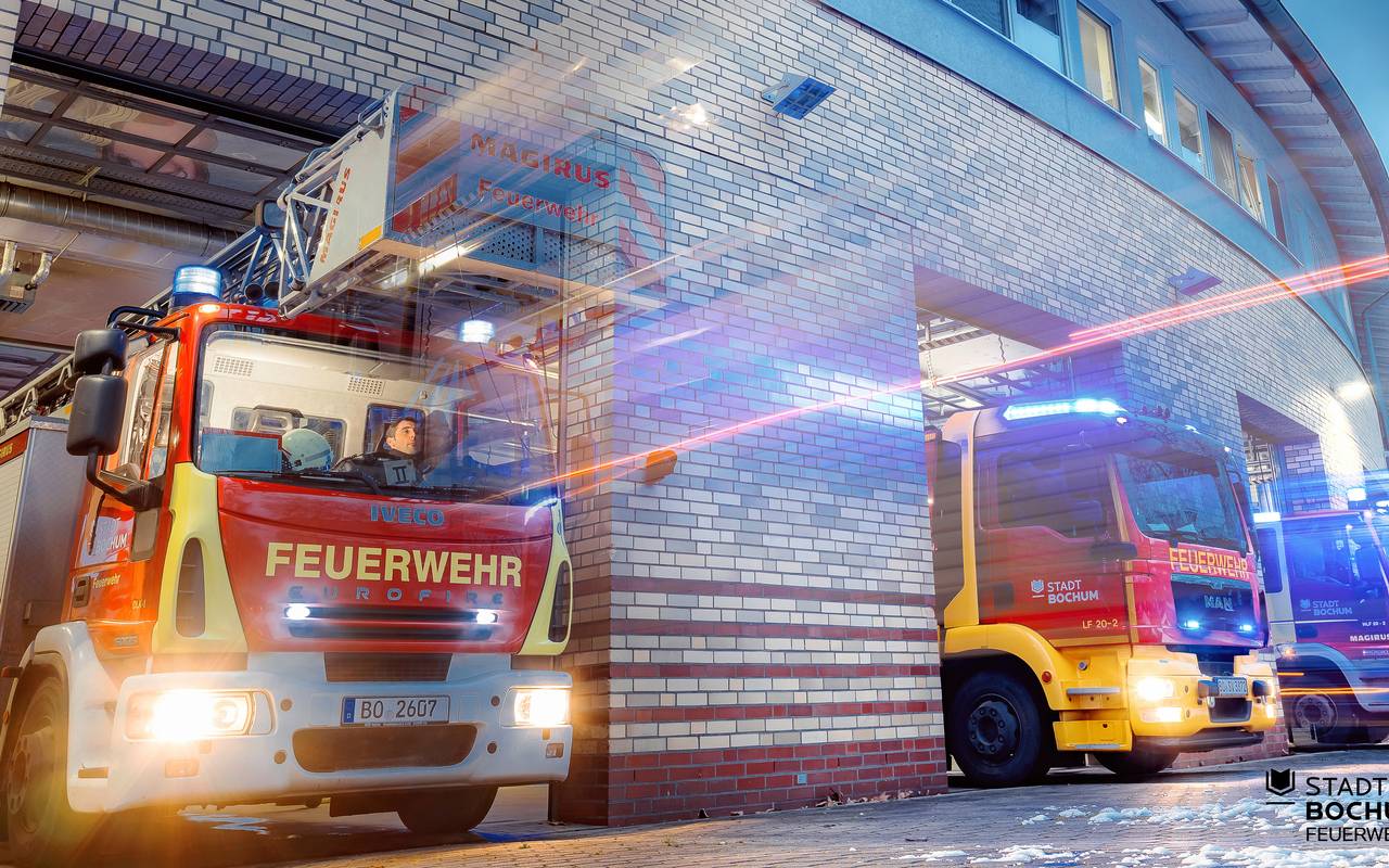 Mehrere Feuerwehrautos verlassen die Wache