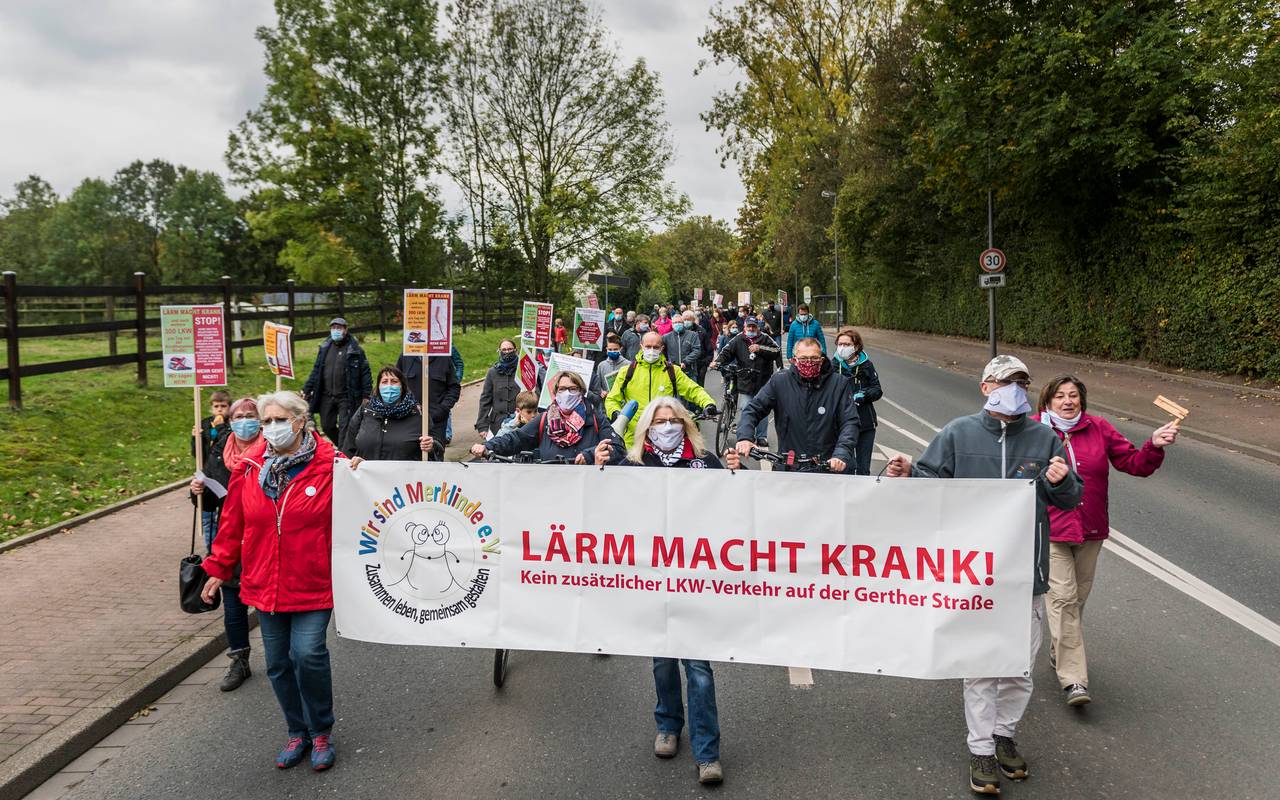 Bürger:innen ziehen bei einer Kundgebung am Freitag, 16. Oktober 2020 über die Kirchharpener Straße in Bochum-Gerthe.