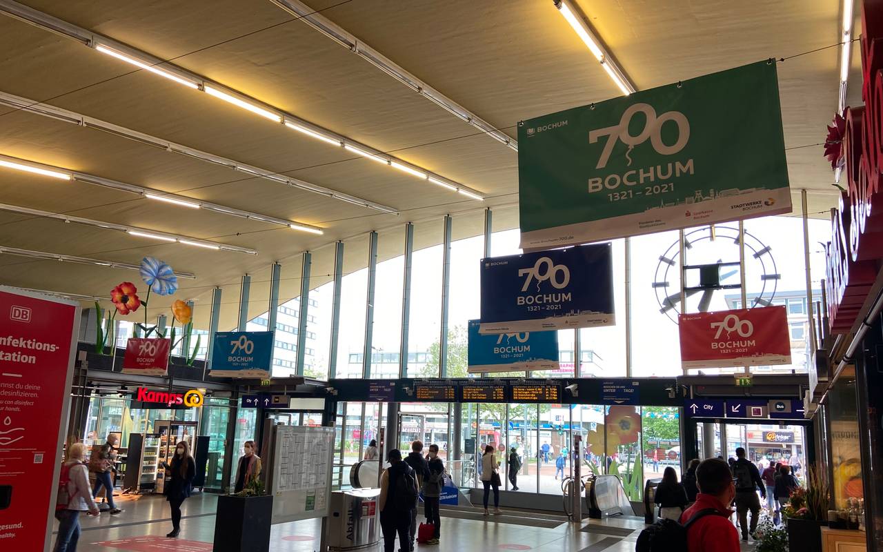 Bunte Banner mit der Aufschrift "700 Jahre" hängen im Foyer des Hauptbahhofes