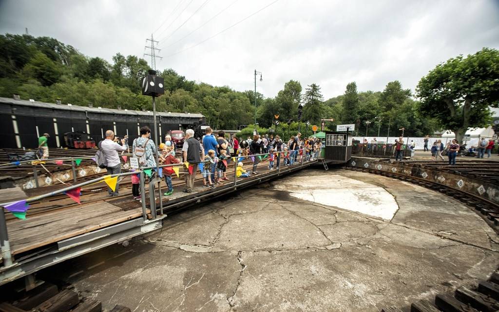 Besucher stehen auf der Drehscheibe vor dem Ringlokschuppen
