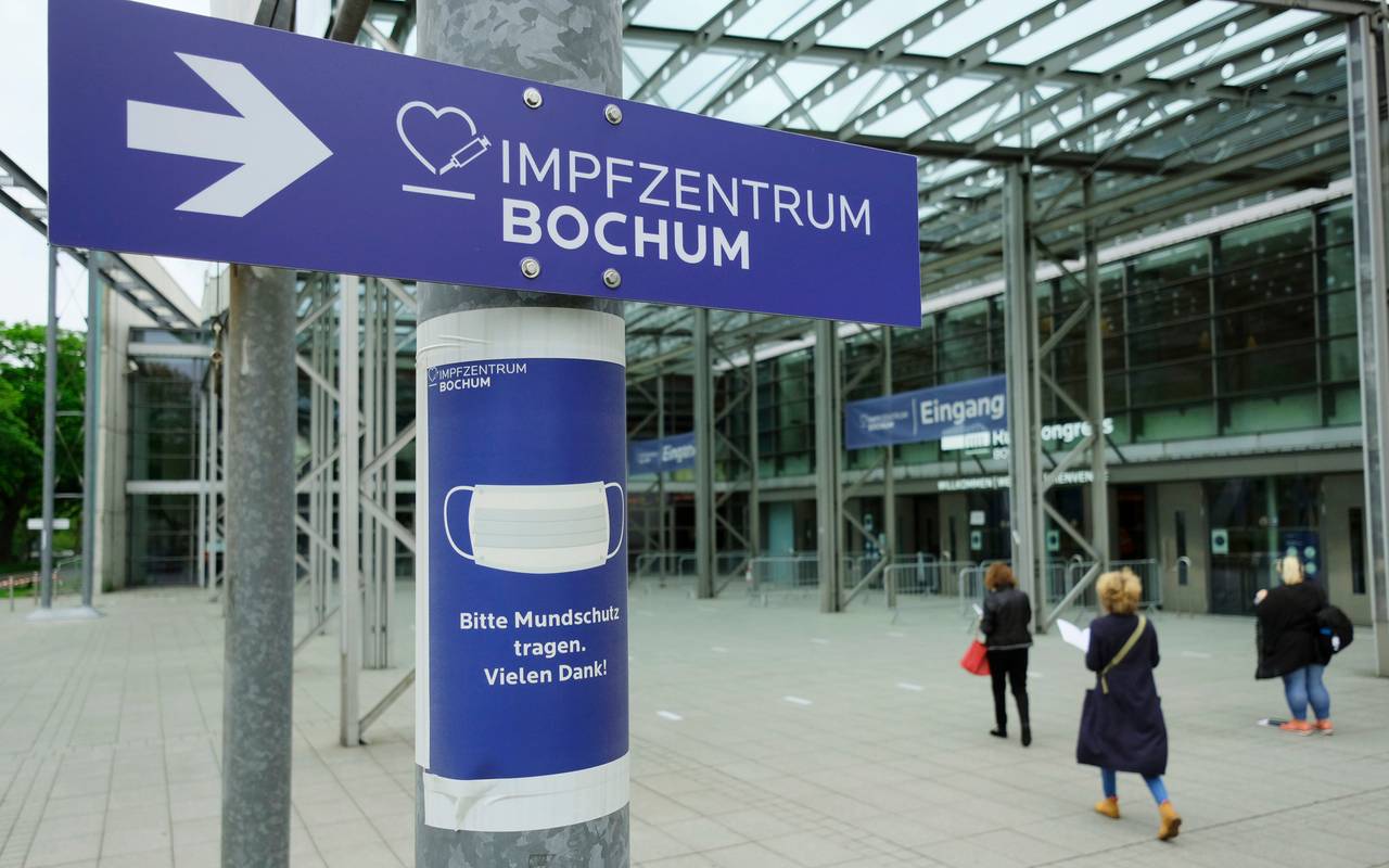 Menschen gehen auf den Eingang des Impfzentrums Bochum zu