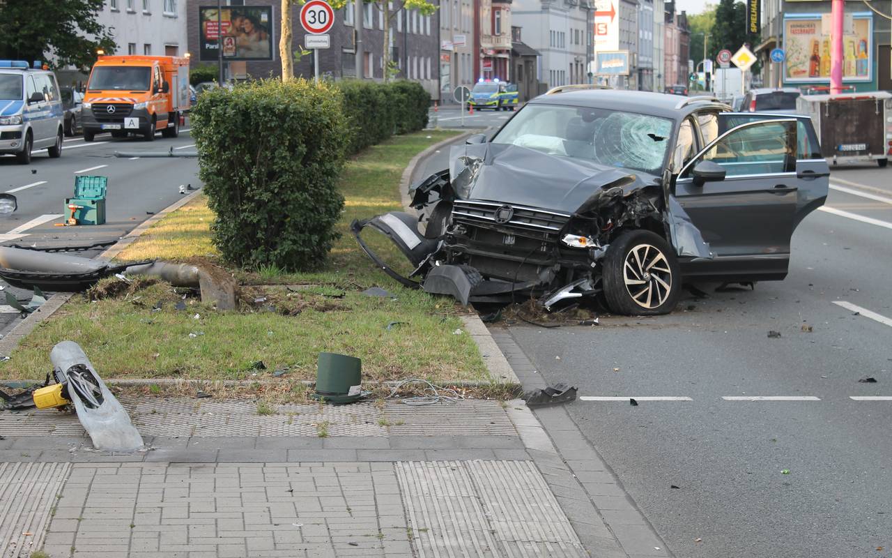 Zerstörtes Auto steht auf Herner Straße zwischen Trümmern