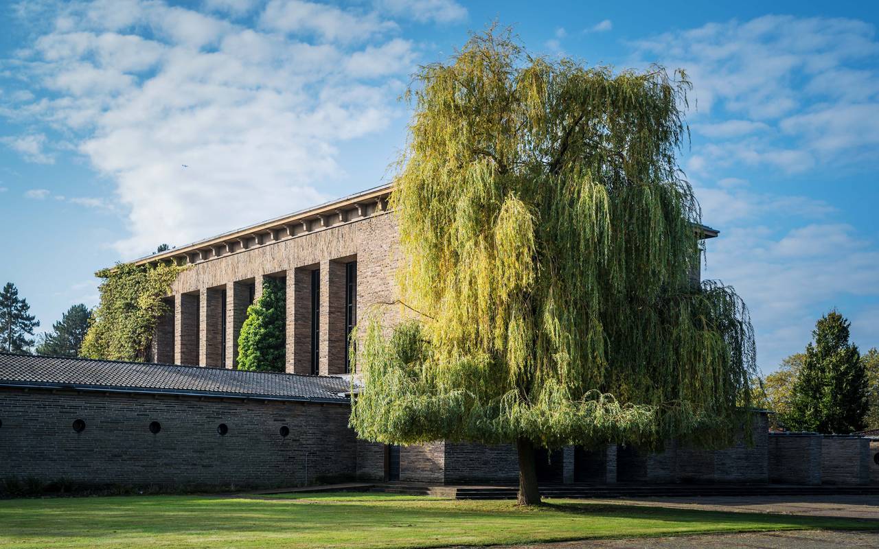 Luftbild des Eingangsbereichs am Hauptfriedhof Bochum, Trauerhalle mit Trauerweide