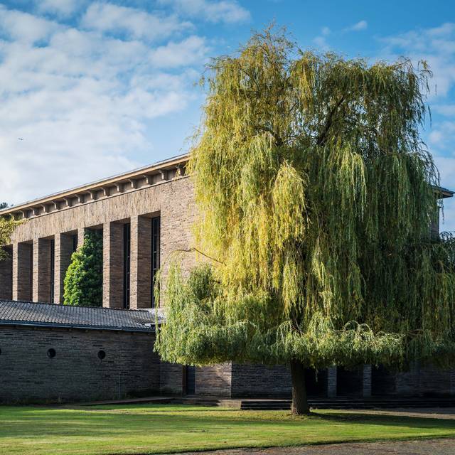 Luftbild des Eingangsbereichs am Hauptfriedhof Bochum, Trauerhalle mit Trauerweide