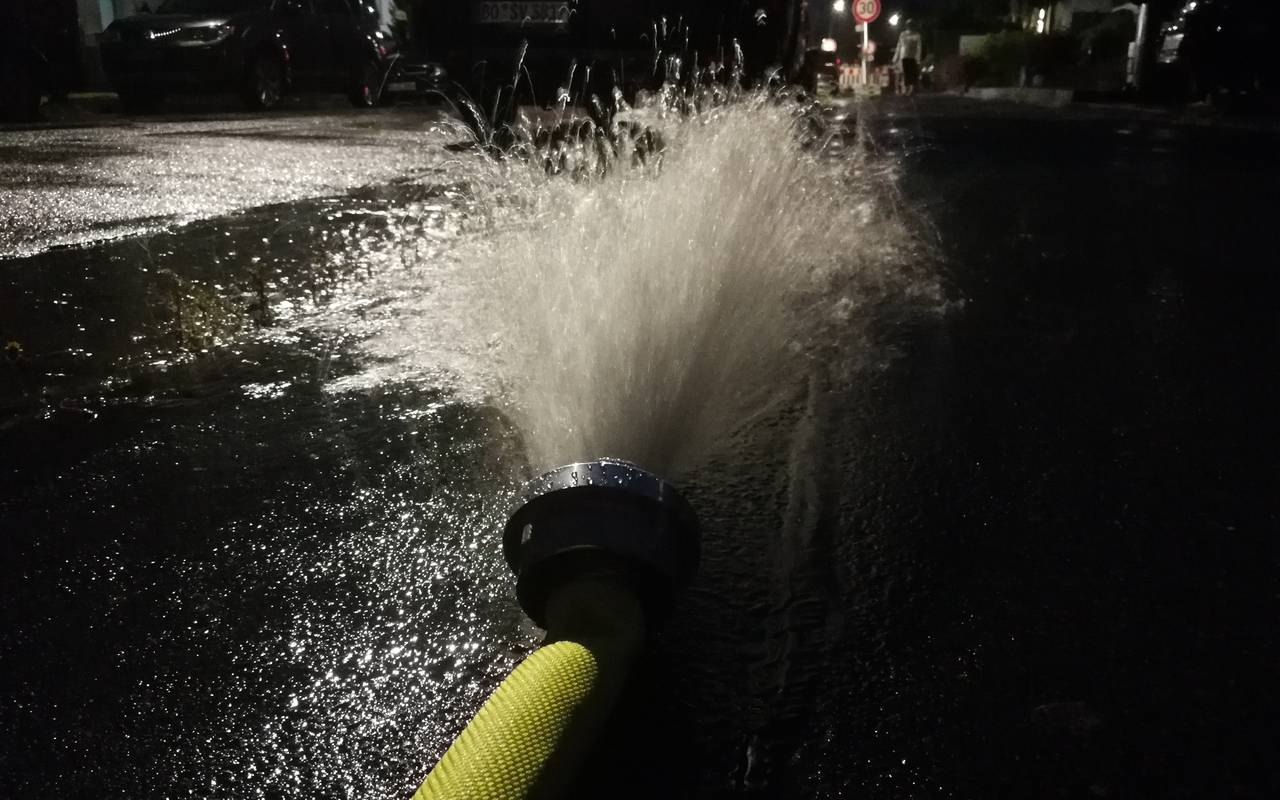 Schlauch zieht Wasser