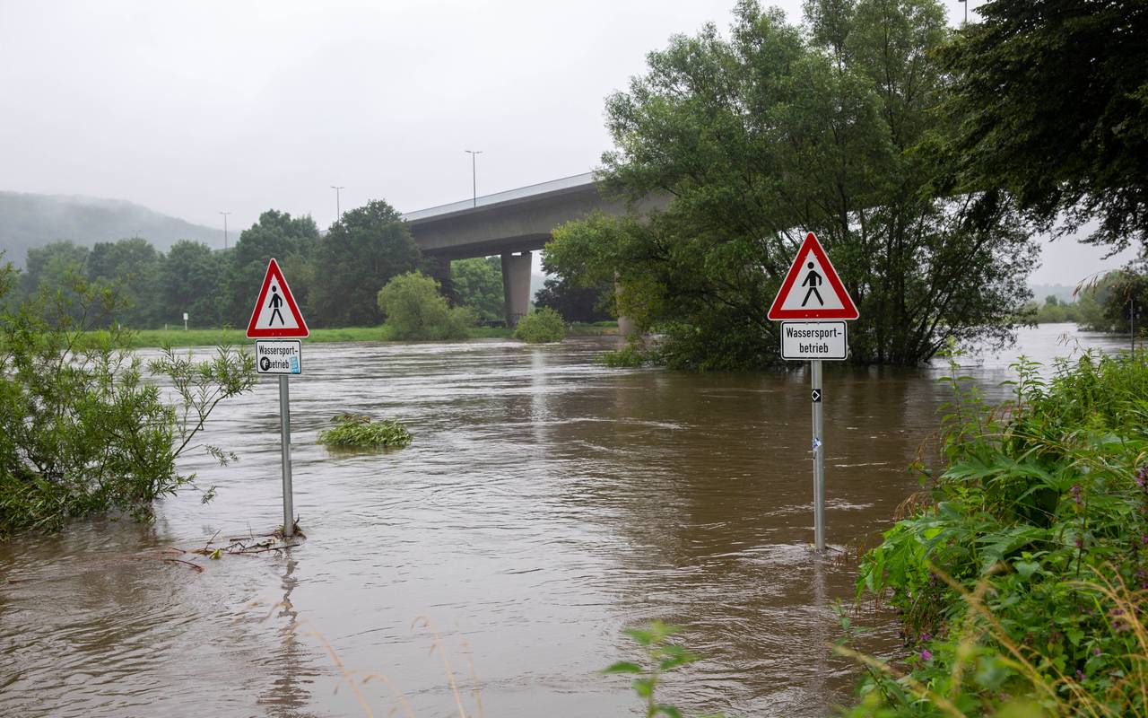 Starke Regenfälle sorgen am Mittwoch, dem 14. July 2021 für Überschwemmungen im Bereich des Radweges nahe des Kanuclub Bochum unter der Kosterbrücke in Hattingen.