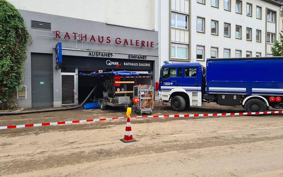 Einsatzwagen steht vor Tiefgarage