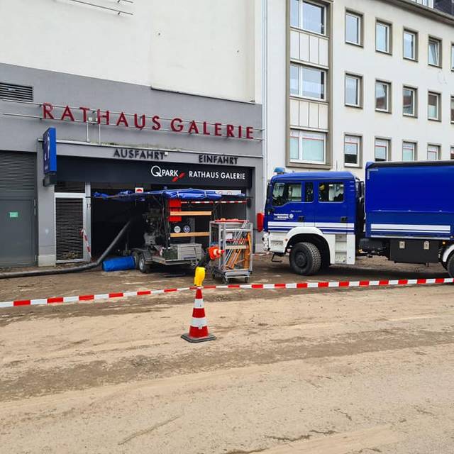 Einsatzwagen steht vor Tiefgarage