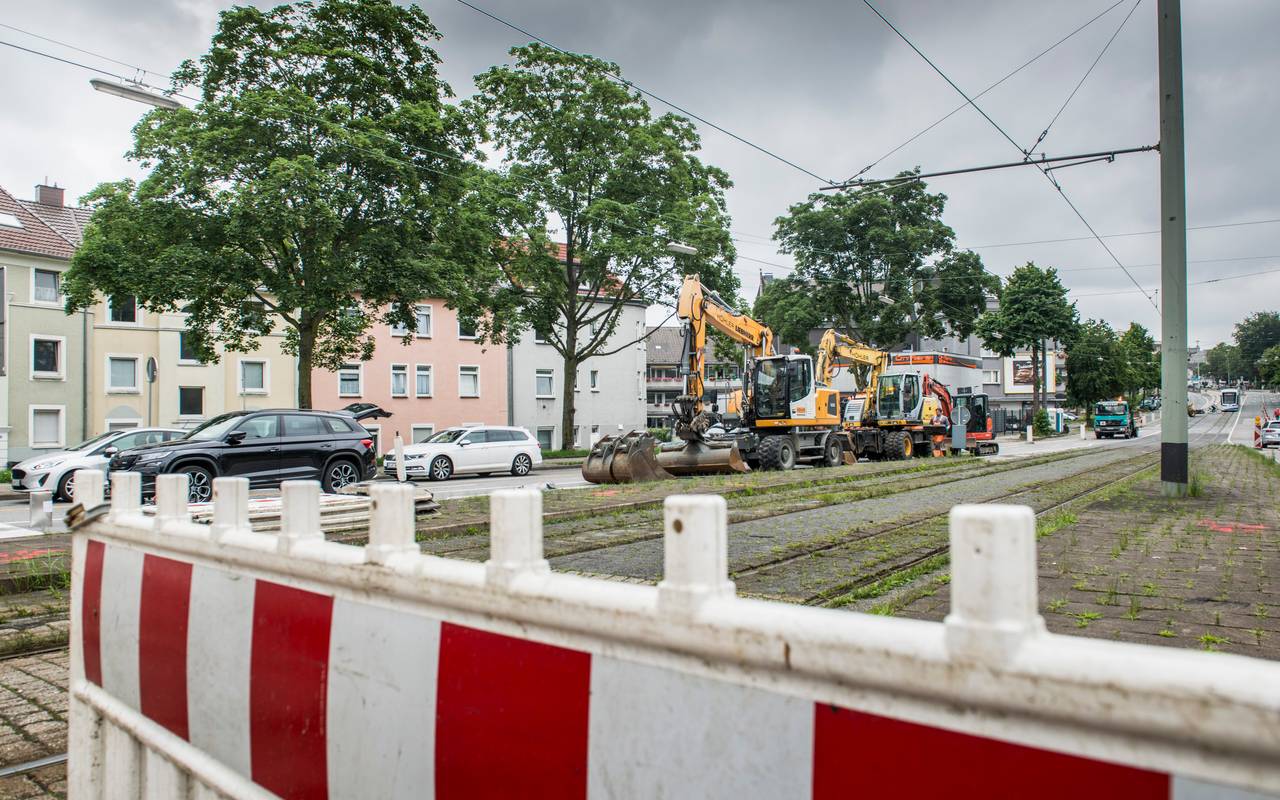 Komplett mit Baken gesperrte Straße